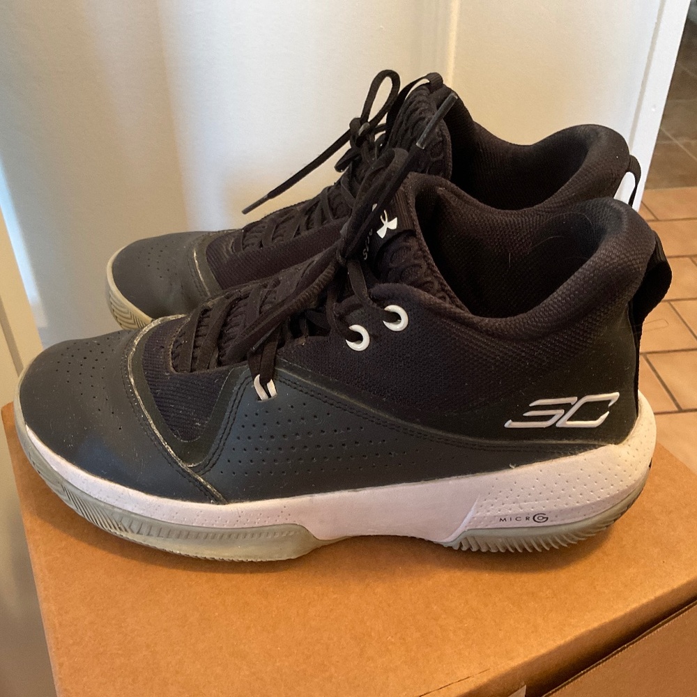 Under Armour Steph Curry High Top Basketball Shoes - Men size 9